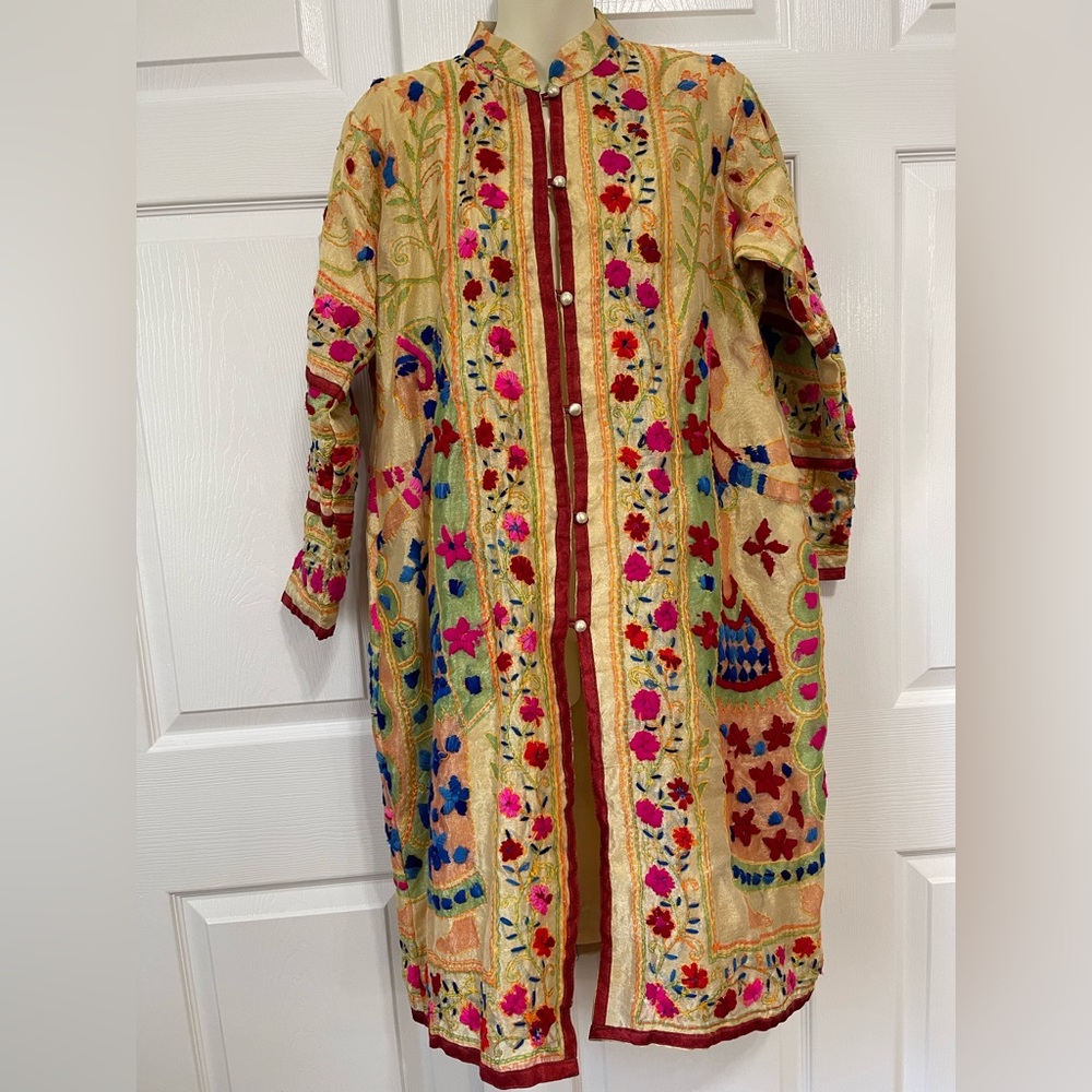 Vintage unique Floral embroidered silk Robe Kimono from the 70's so unique